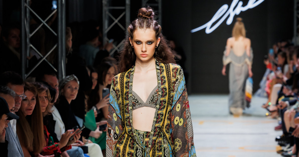 Цивилизация Майя на  Средства для уменьшения пор на лице показе российского бренда Maison Esve￼