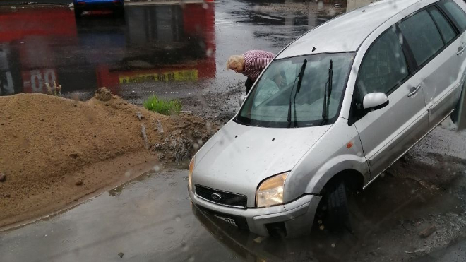 В Янино иномарка нырнула в  Продукты для борьбы с черными точками асфальт носом